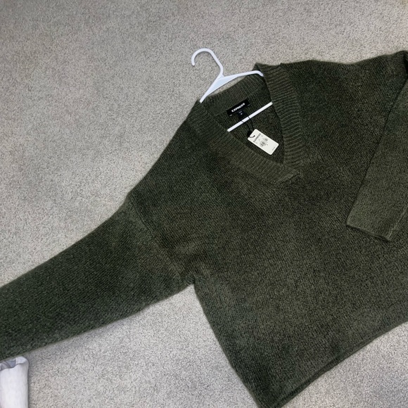 NWT Express Olive Green Semi-Cropped Oversized V-Neck Knit Sweater - Picture 3 of 7